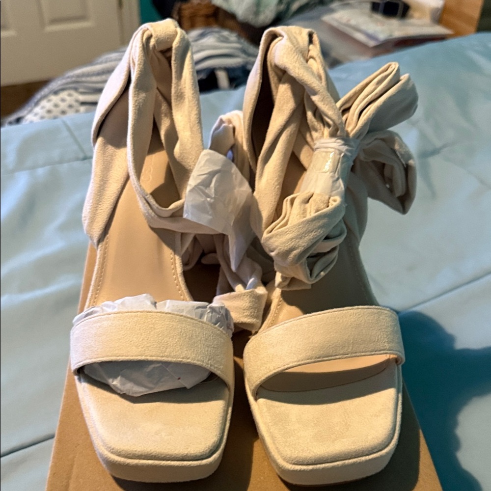 NWBOX Elegant Cream Women's Heels with Ankle Tie